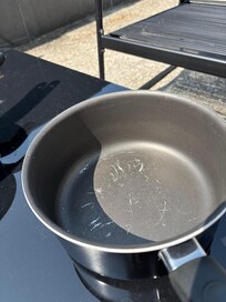 Casseroles avec revêtement teflon visiblement endommagé