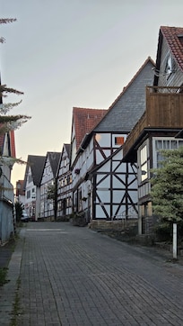 Schöne alte Häuser und schöne Wege zum spazieren gehen, auch Schloss Waldeck ist nur ein paar Minuten zu Fuß weg!