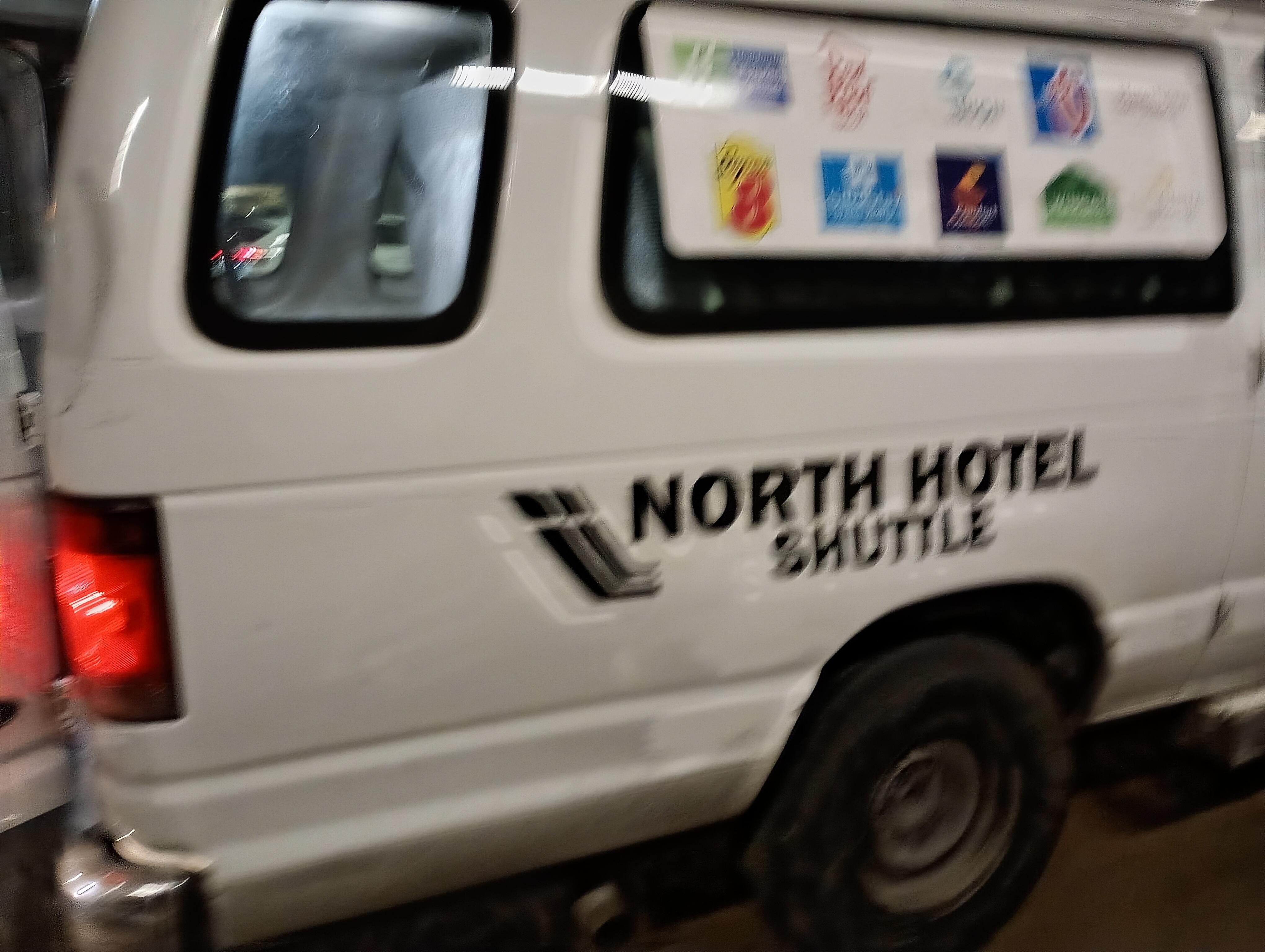 ピックアップバン。いくつか種類あり。ホテルロゴがないのもあったように思いますがいずれも白のバンでした。