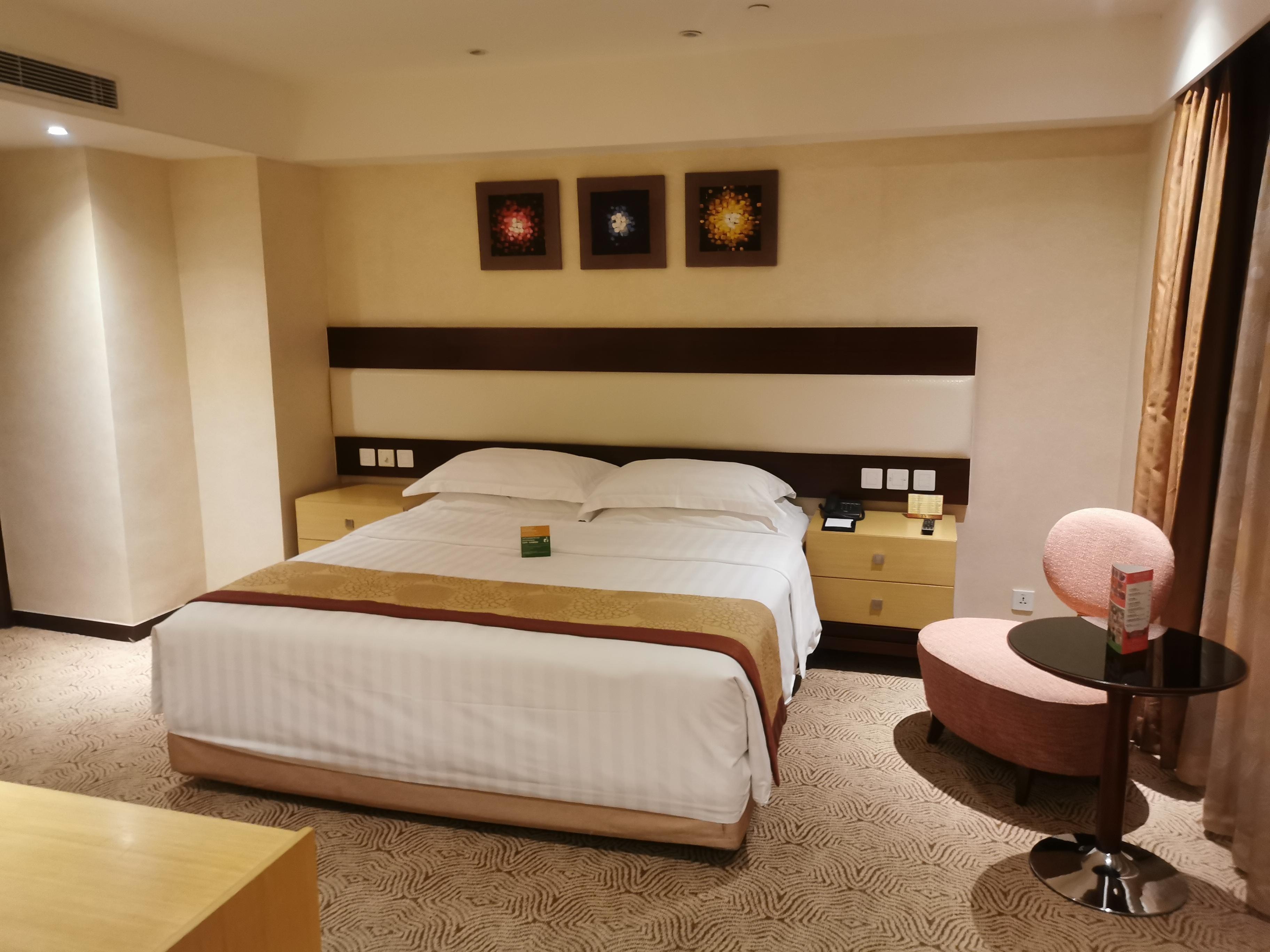 バッドから少し離れたところにコンセントがあります。コンセントタイプはBFタイプです。長めのケーブルが必要です。