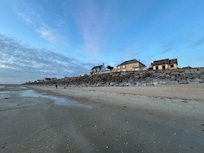 Vue de la plage à la maison.