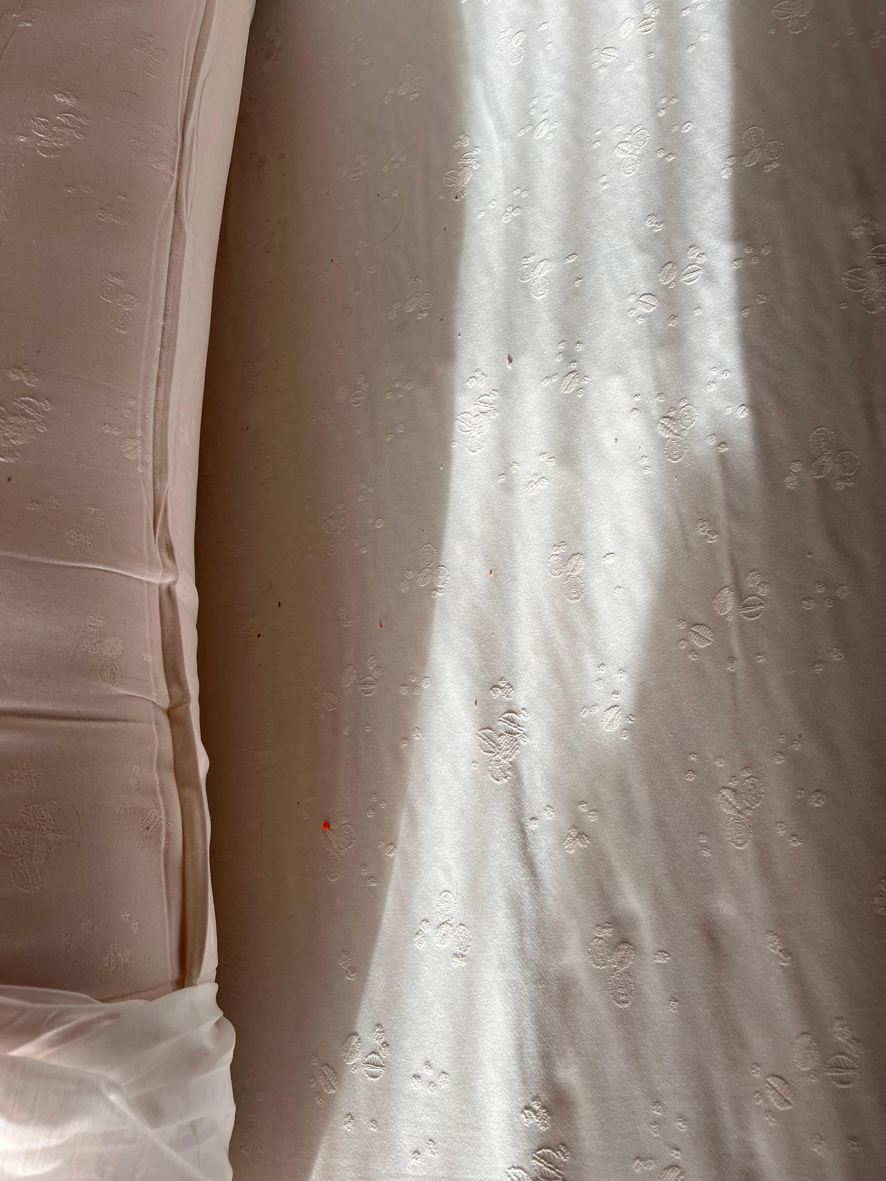 Essensreste, Haare  und Weiteres unter dem Topper auf der Matratze