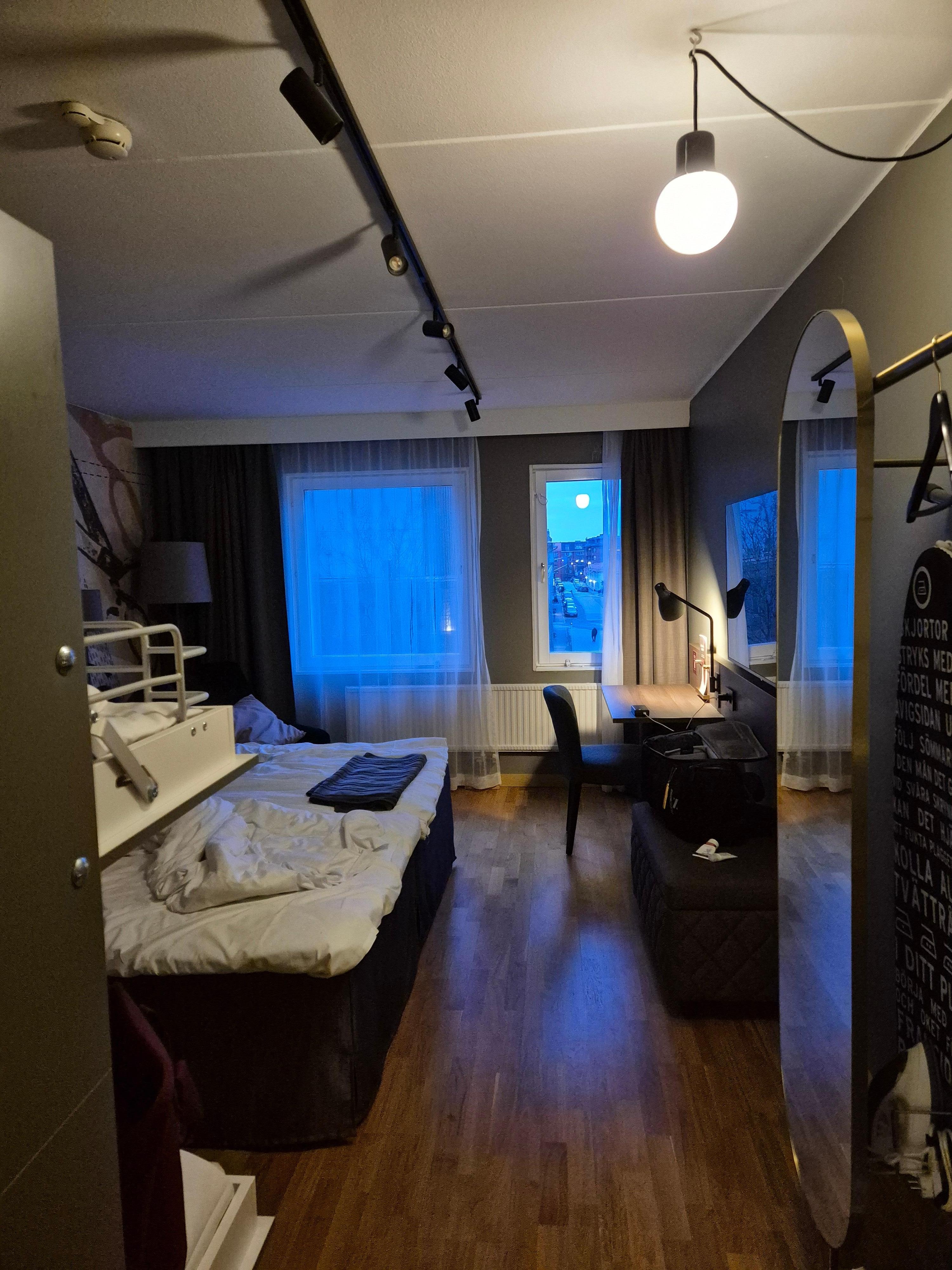 Bra med fåtölj, skrivbord och flera ställen att hänga och lägga saker