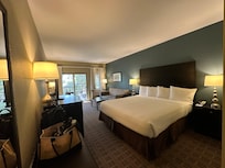 Nice and clean. AC was a bit loud but constant and kept the room cool.