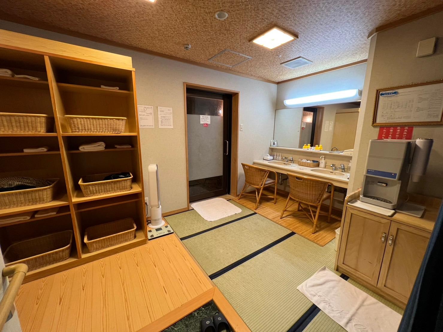 有置物櫃、梳妝台、飲水機、洗手間
還提供保養品