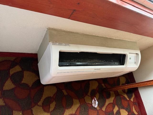 Missing cover for the air-condition and very noisy