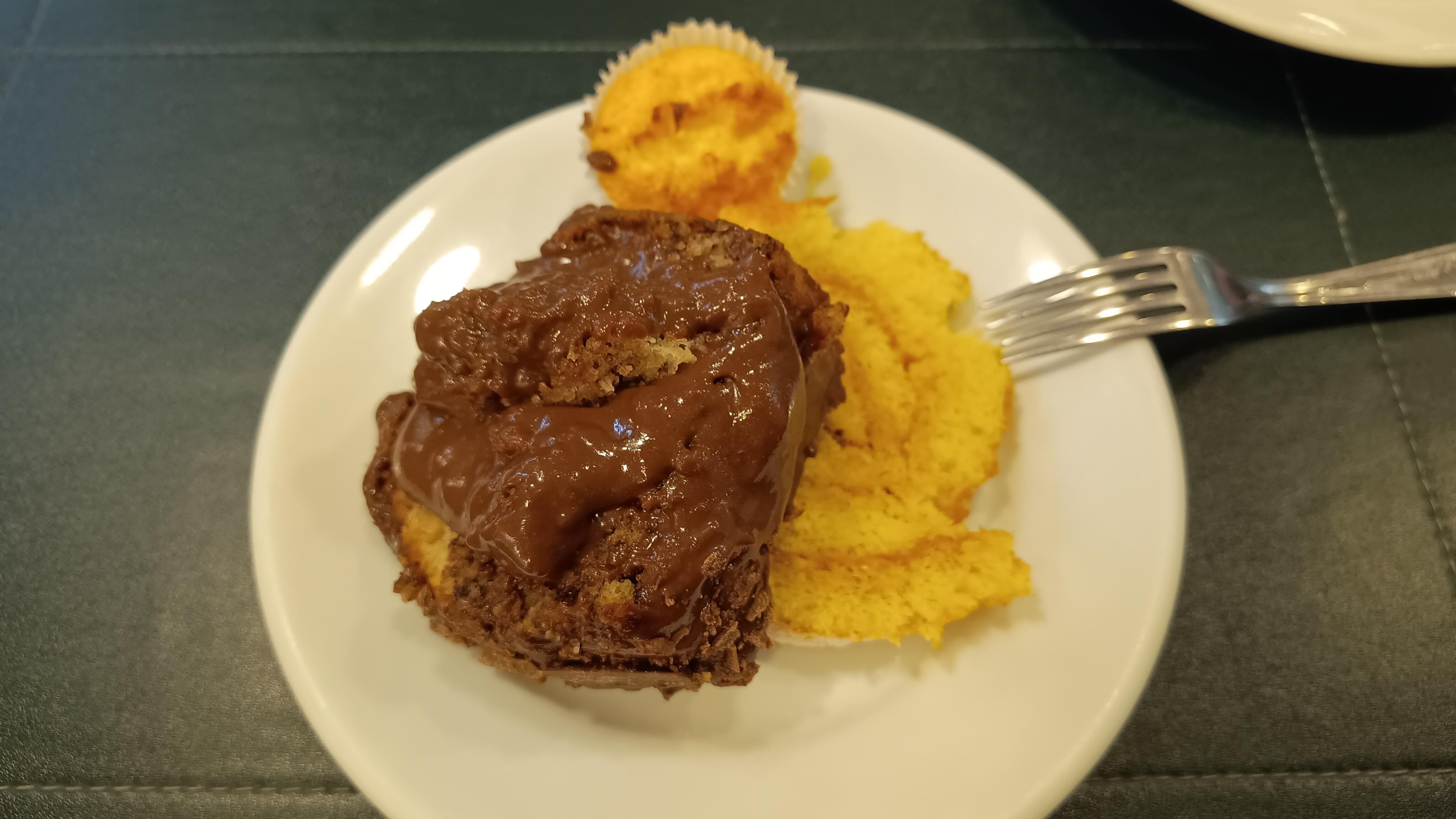 Bolo de chocolate, rocambole de doce de leite e cocadinha