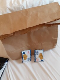 Café servido num copinho de plástico com dois dedos de café. Se quiser mais tem que pagar.