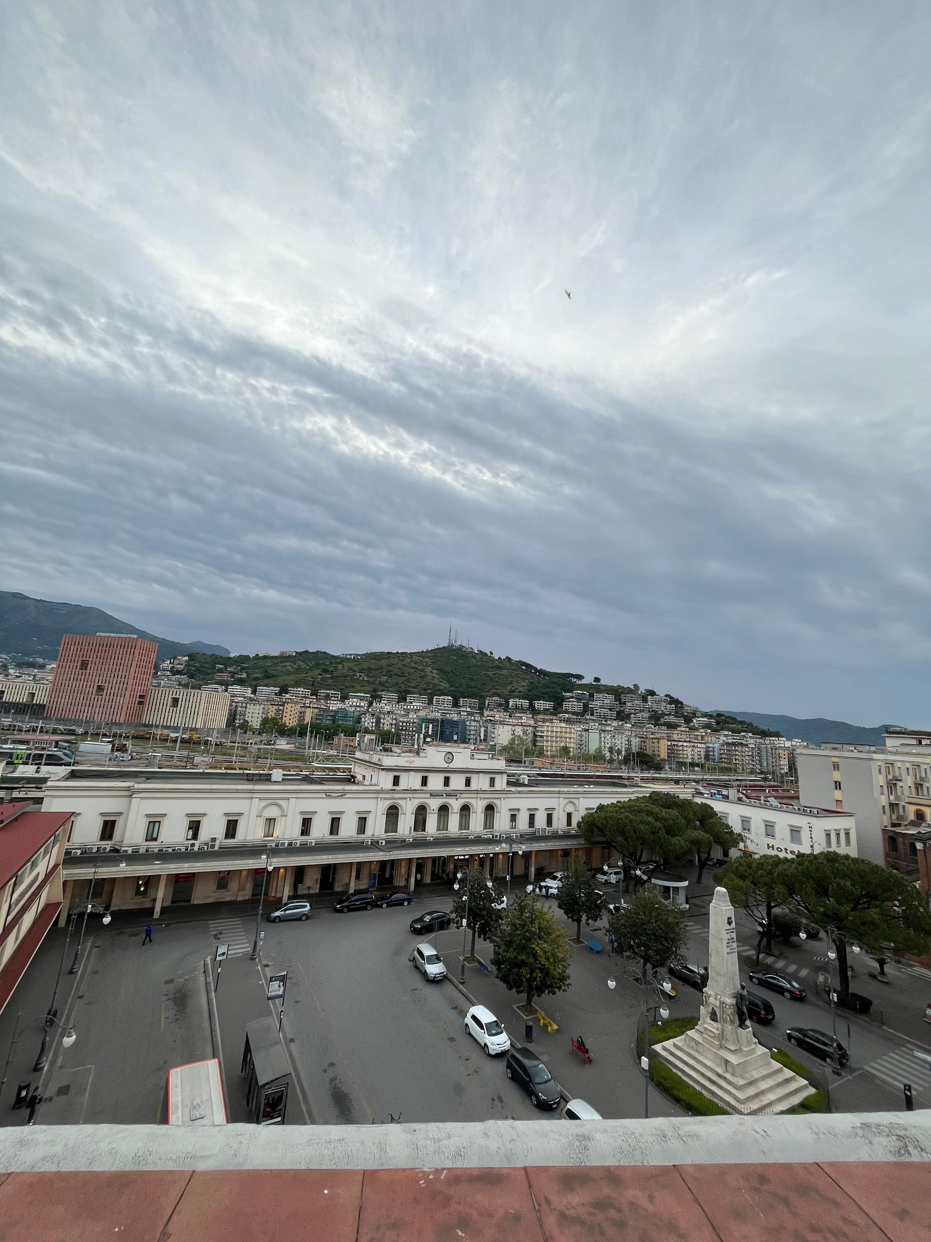 部屋から見た駅