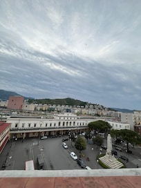 部屋から見た駅