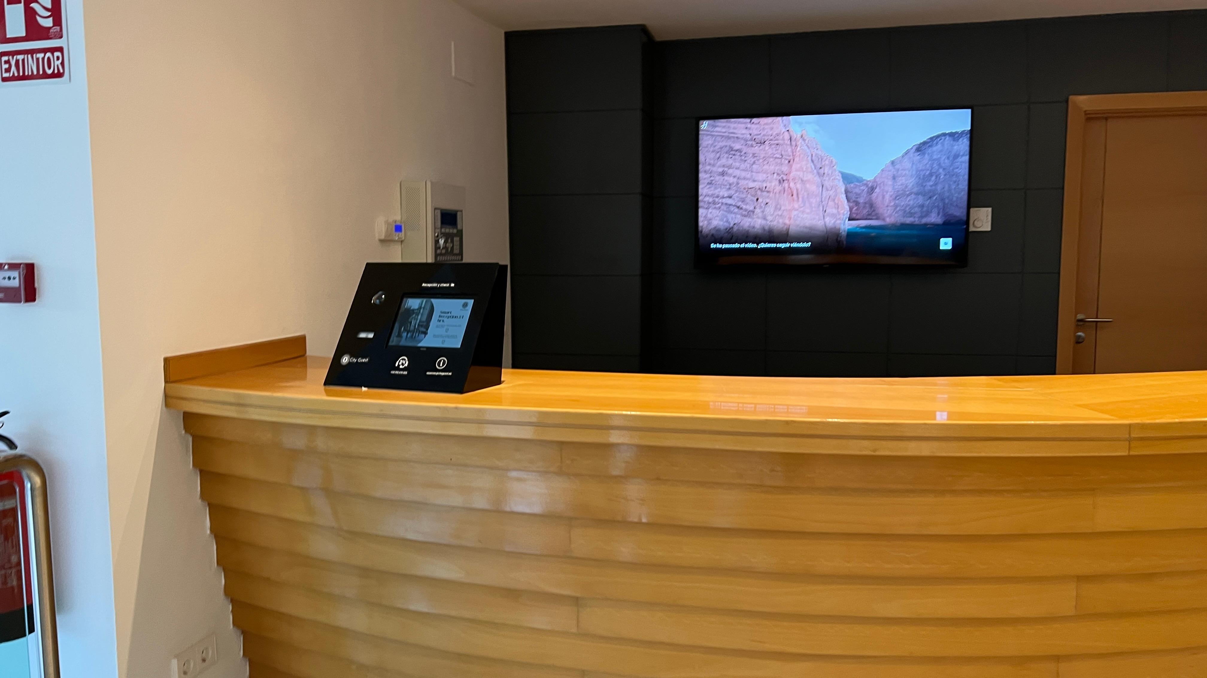 La maquina de la izd es la recepcionista. 