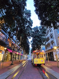 Cable car starting line outside the door of the Herbert Hotel.