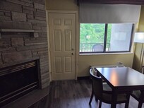 Kamer met balkon en uitzicht op rivier