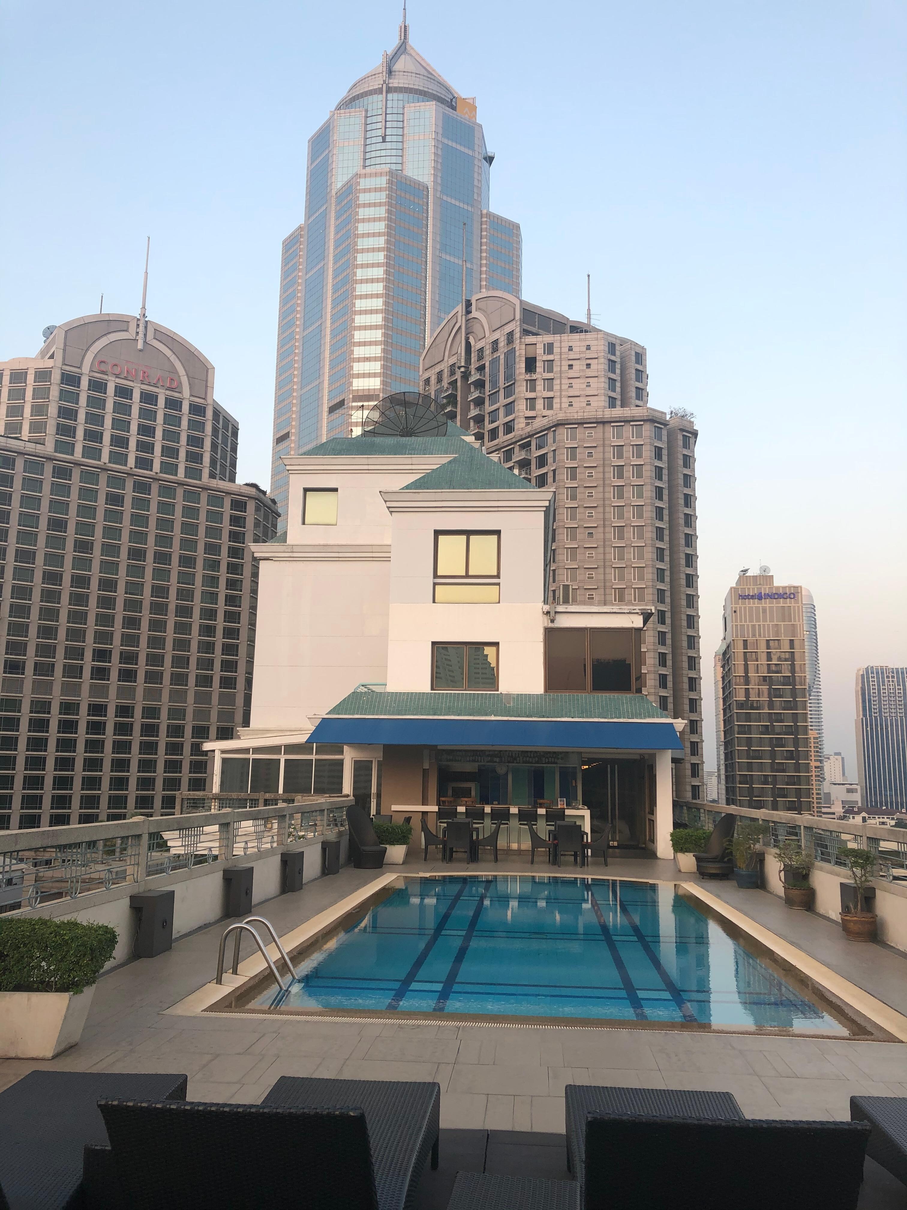 Nydelig å starte dagen med en svømmetur på taket.  Stille oase