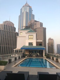 Nydelig å starte dagen med en svømmetur på taket.  Stille oase