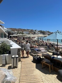 Allée des restaurants à la plage.