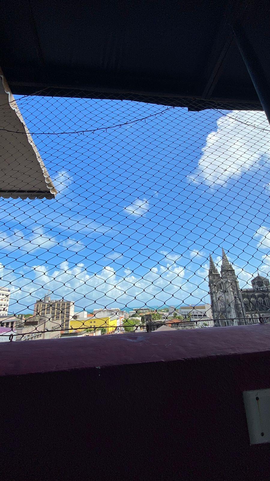 Área do café da manhã muito bem ventilada com vista para a Catedral Metropolitana.