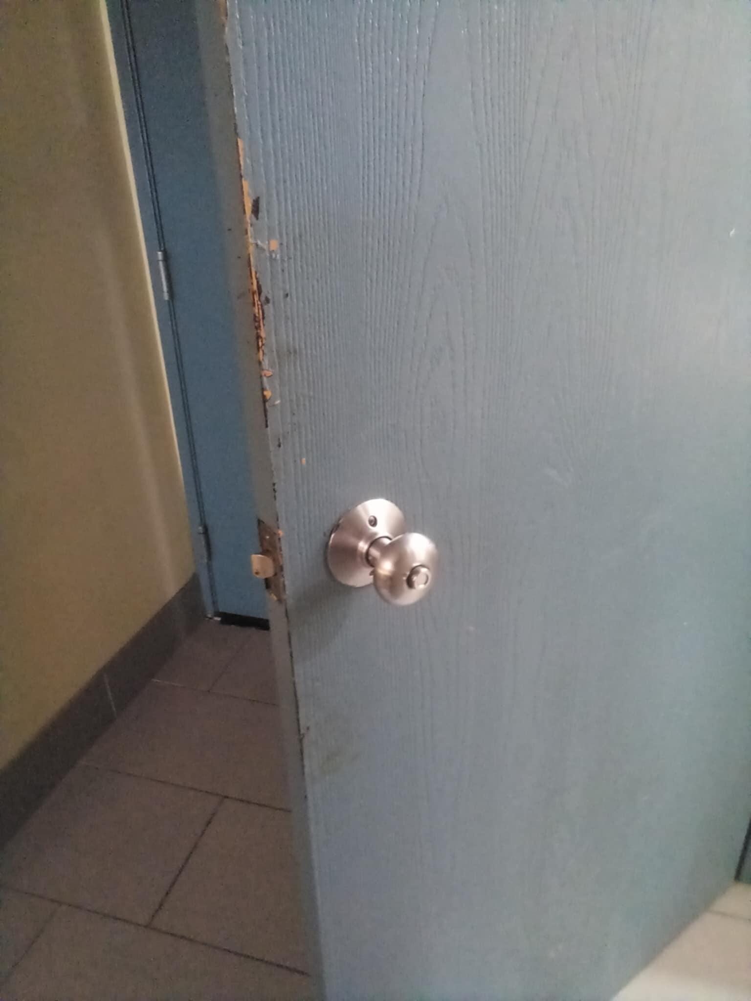 Bathroom door, sticky