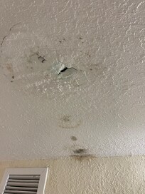 Plafond de la salle de bain infiltration