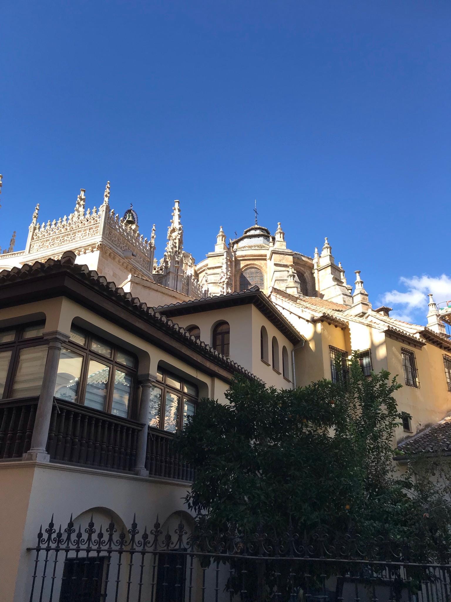 Katedral og nydelige omgivelser