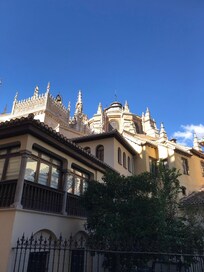 Katedral og nydelige omgivelser