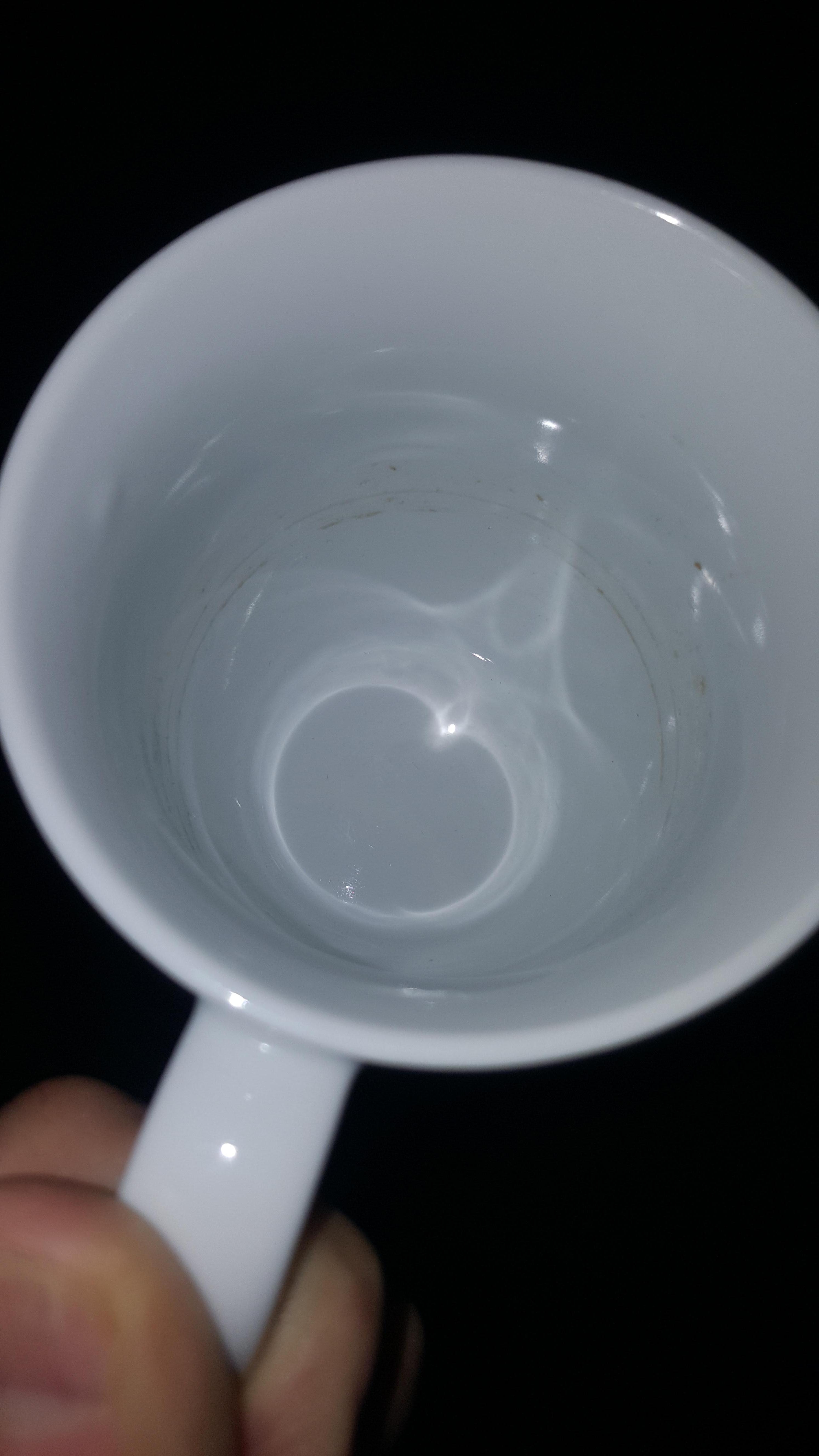 Checka in på ett hotel och det första du ser.
Odiskat te-kopp