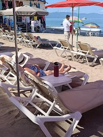 La playita es increíble por la barra de bebidas y los camastros con sombrillas