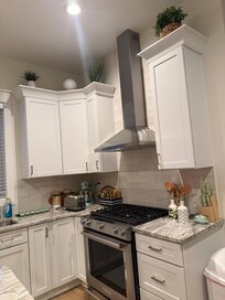 Kitchen with full of wonderful cookware options