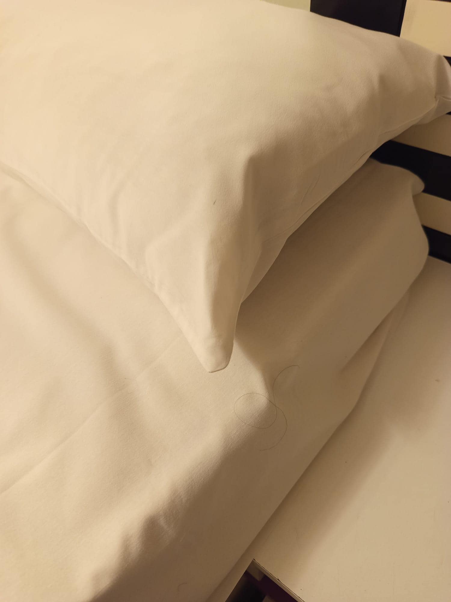 Tek kaldım ve saçım kısa. 