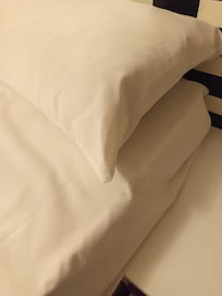 Tek kaldım ve saçım kısa.