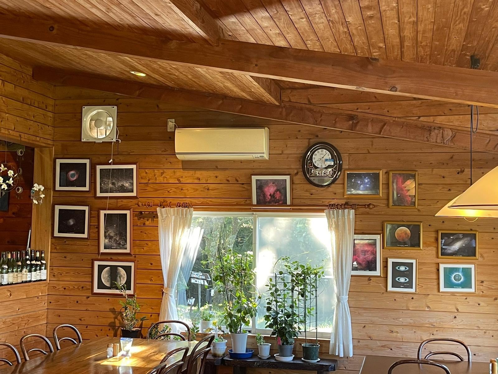 餐廳牆上面掛住老闆的天文攝影作品