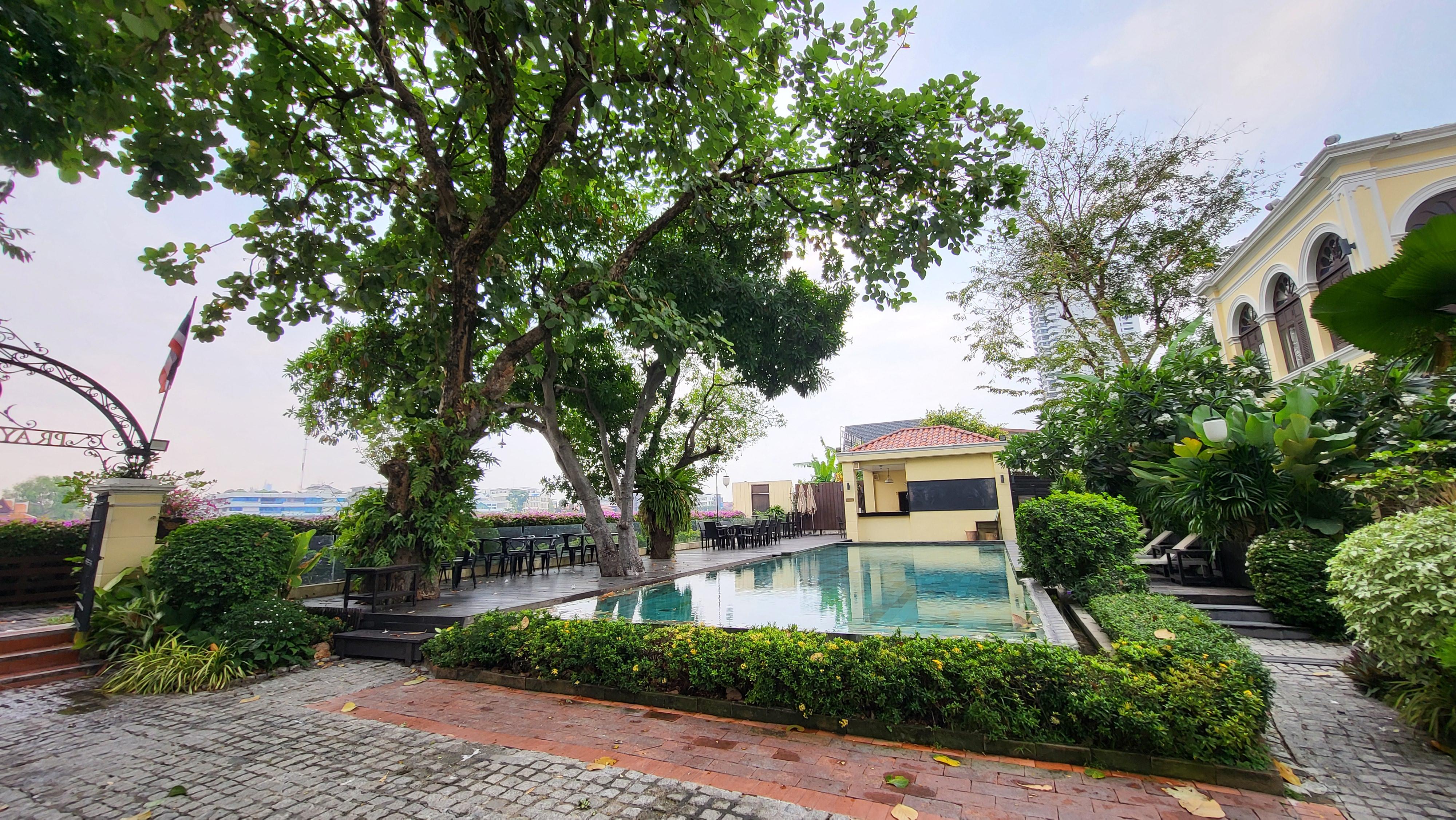 Poolarea - and empty poolbar