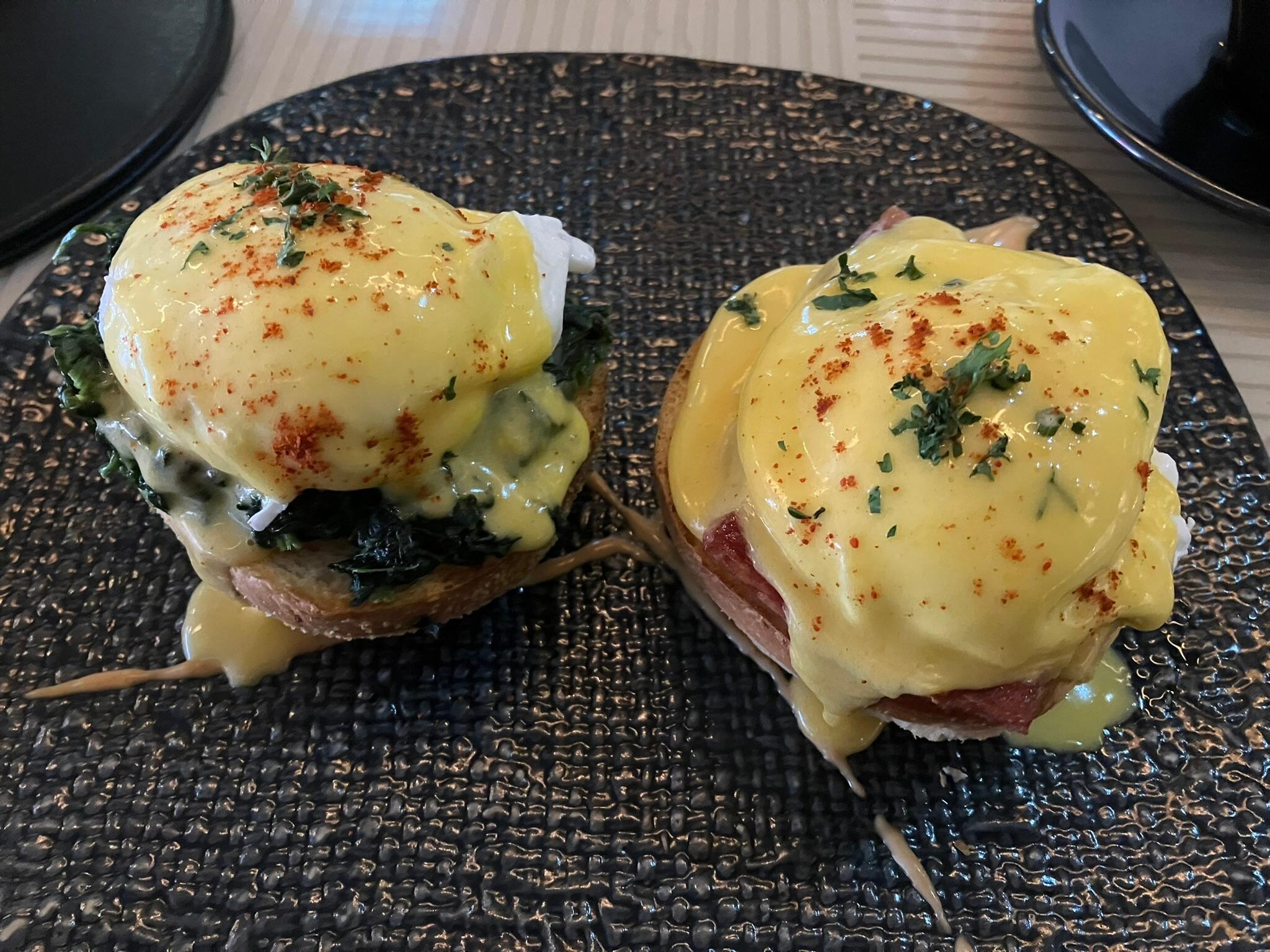 朝食→エッグベネディクト
