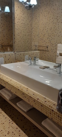 La salle de bain avec une grande douche Ă l'italienne
