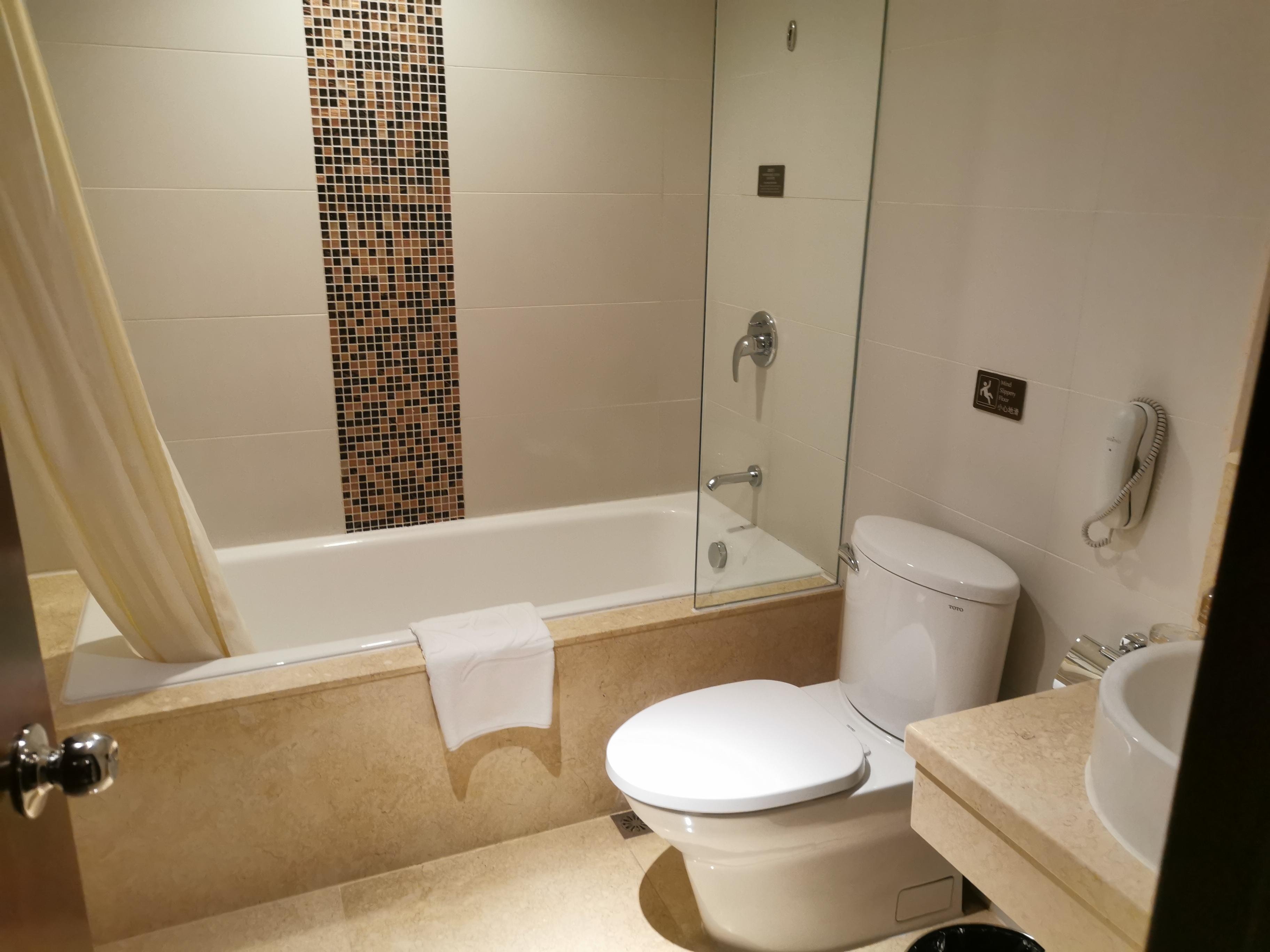 バスルームには、ミネラルウォーター、歯ブラシ、ひげ剃り、石鹸、シャンプーハット、シャンプー、コンディショナー、ボディーソープ、ボディーローション がありました