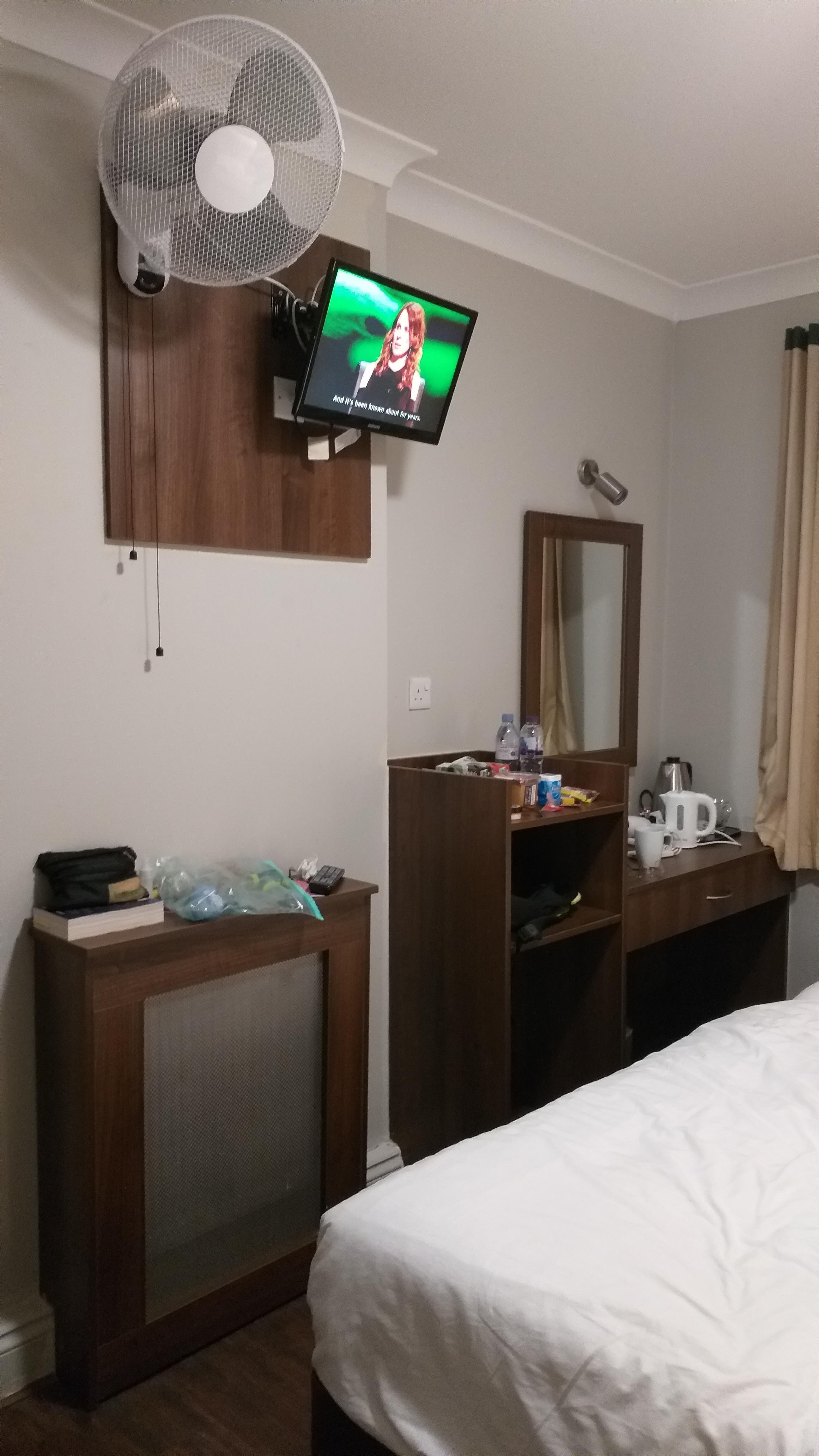 呢D 裝修嚇死人 張梳妝檯 細到連位都冇！ 打開窗簾 見到隔離窗 呃個手都得！佢望到我梳妝檯塊鏡！倒映埋 成個廳 ！咁點開窗簾呀