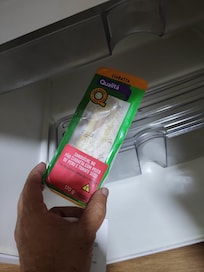 Sanduíche aberto deixado no frigobar