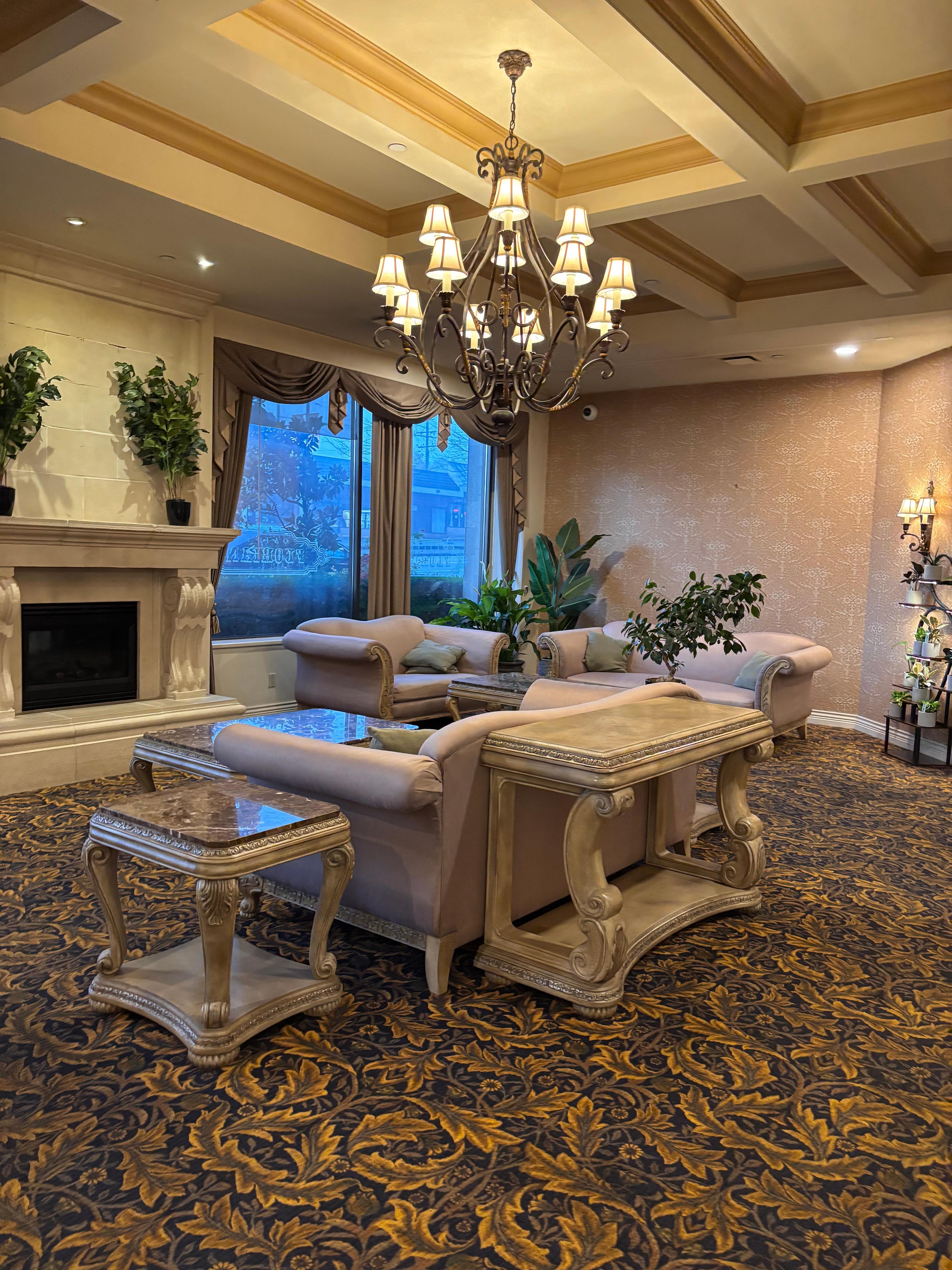 Pretty room off of the lobby 