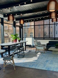 Coffee shop in lobby with lots of sesting