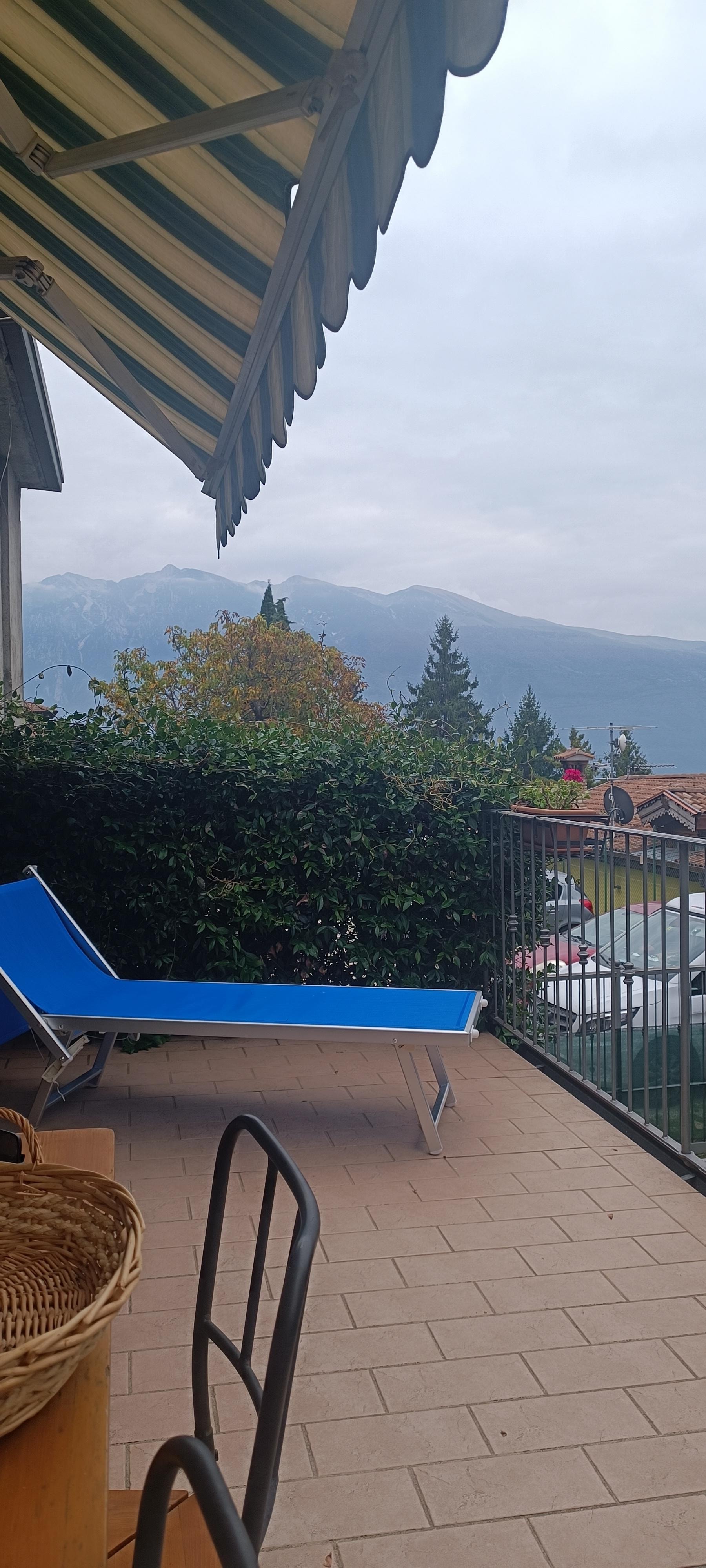 Blick auf die Terrasse
Liegestühle und Tisch mit Stühlen sind vorhanden