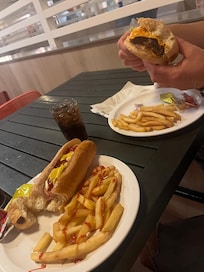 Snack en el área de La Isla. Es hasta las 6am