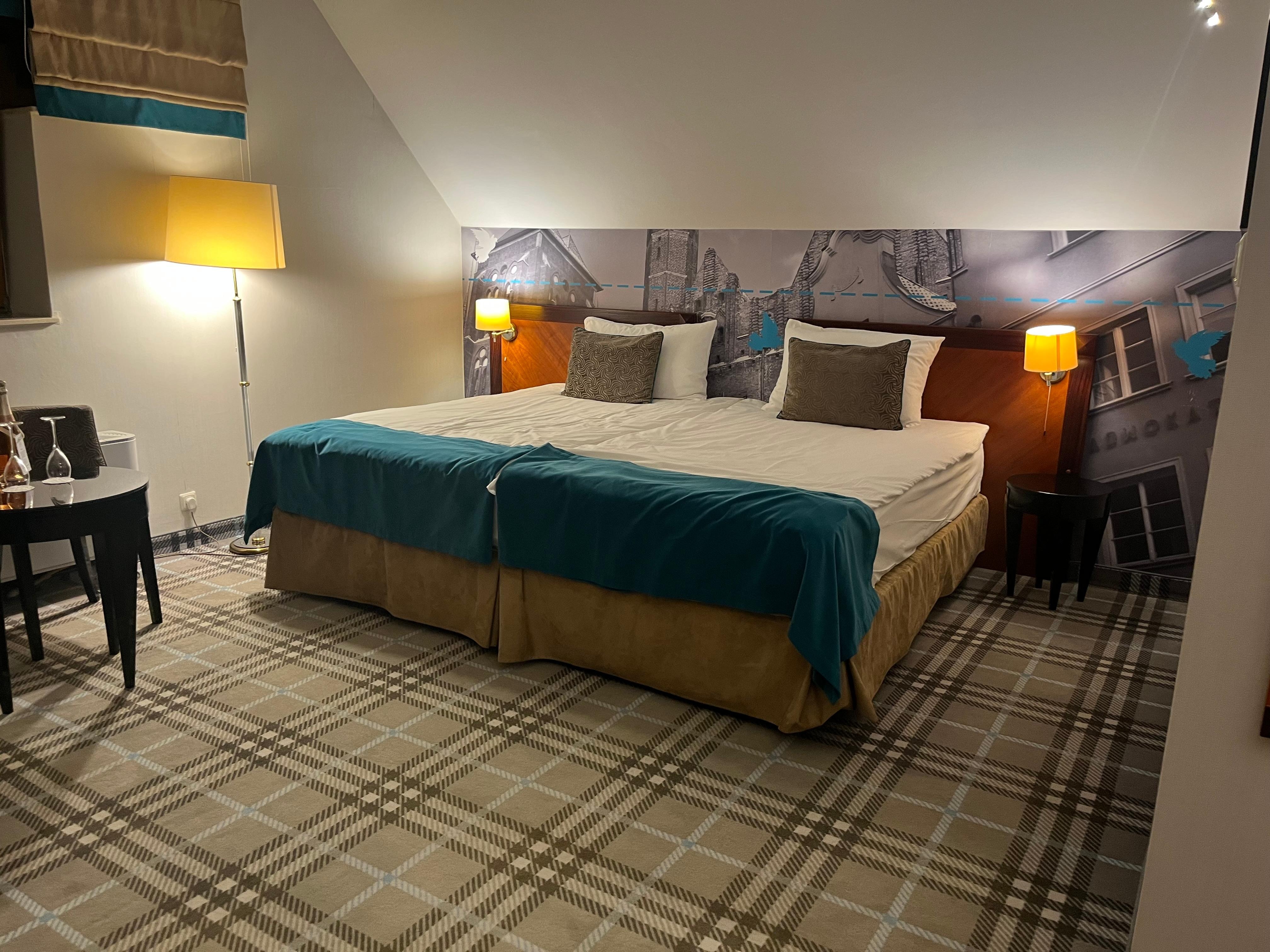 Huone jokirantaan näkymällä. Iso kylpyhuone ammeella.