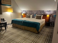 Huone jokirantaan näkymällä. Iso kylpyhuone ammeella.