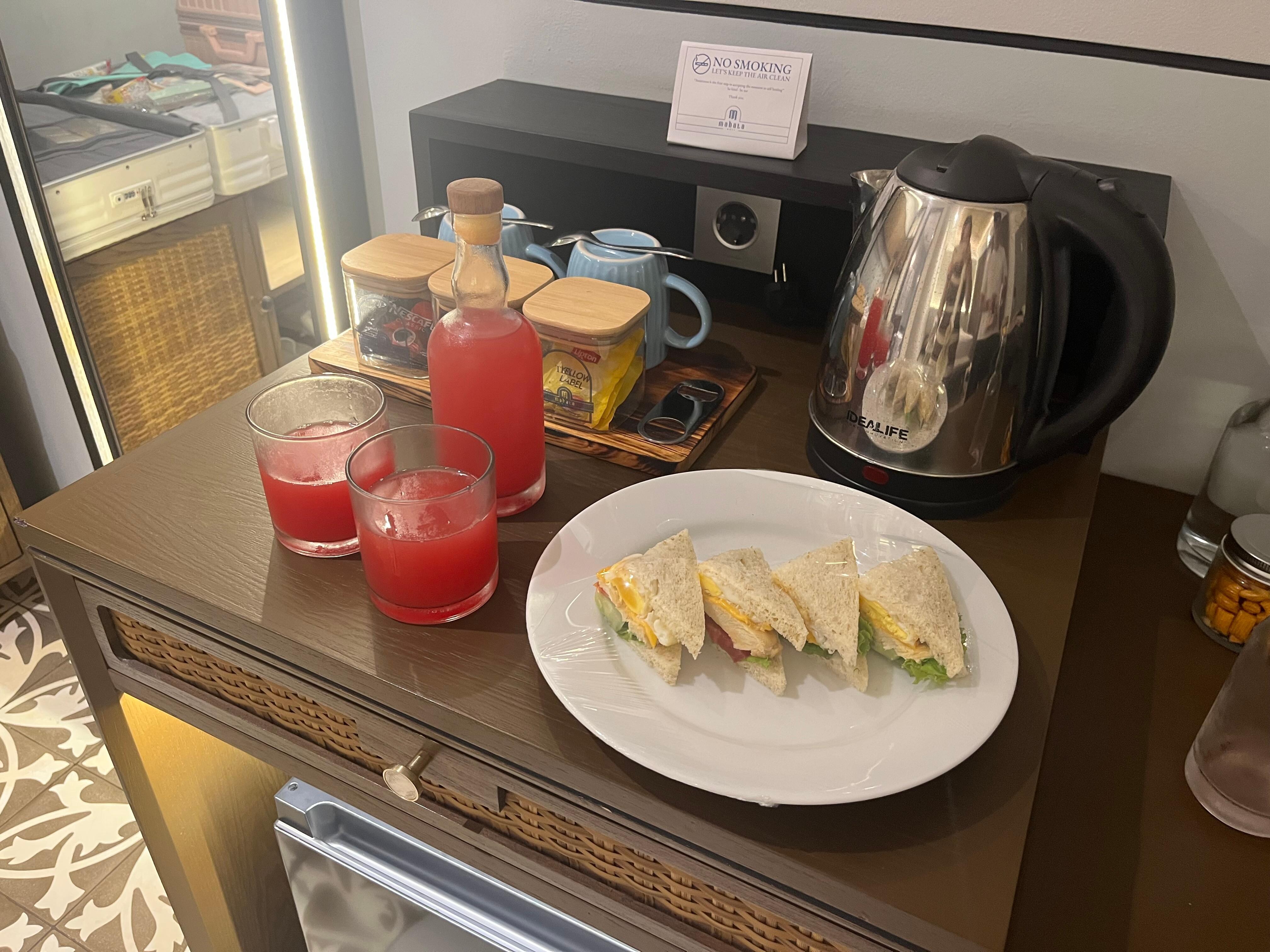 到着が遅くなってam2:00過ぎについたが、サンドイッチとスイカジュースを準備してくれていた🥲ありがとうございます