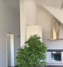 Blick auf Küche und Flur (aus dem Wohnzimmer)