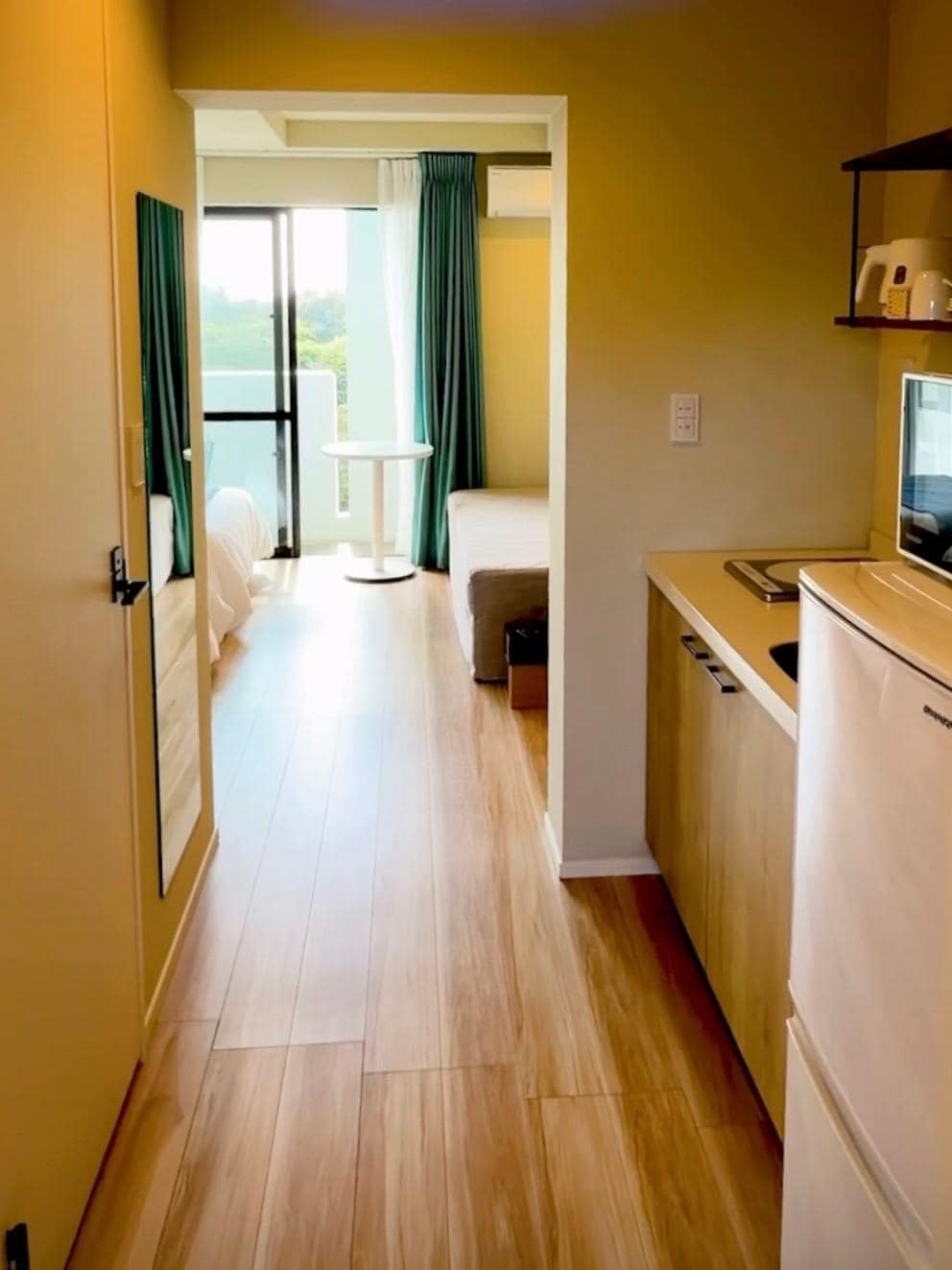 玄関から見た寝室方向