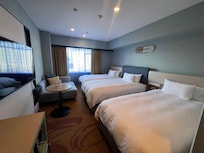 可以走動的三人房,還有一個小沙發可以放包包。