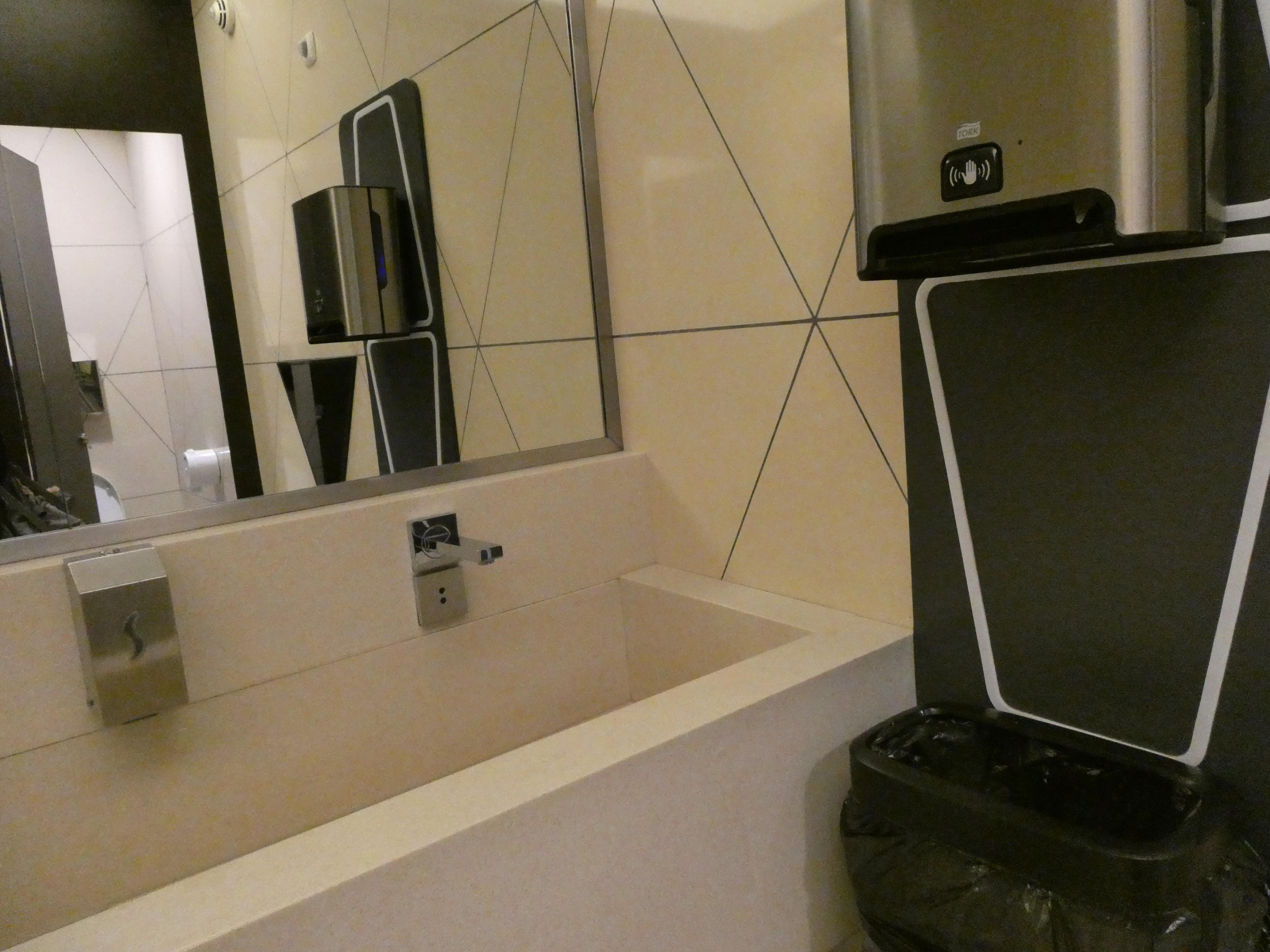 きちんとガラスドアが閉まり、お湯が洗面所に飛ばないバスタブ。汚れではなく、ほんの少しバスタブ内に傷があったけれどお風呂に浸かれる嬉しさは日本人には格別。