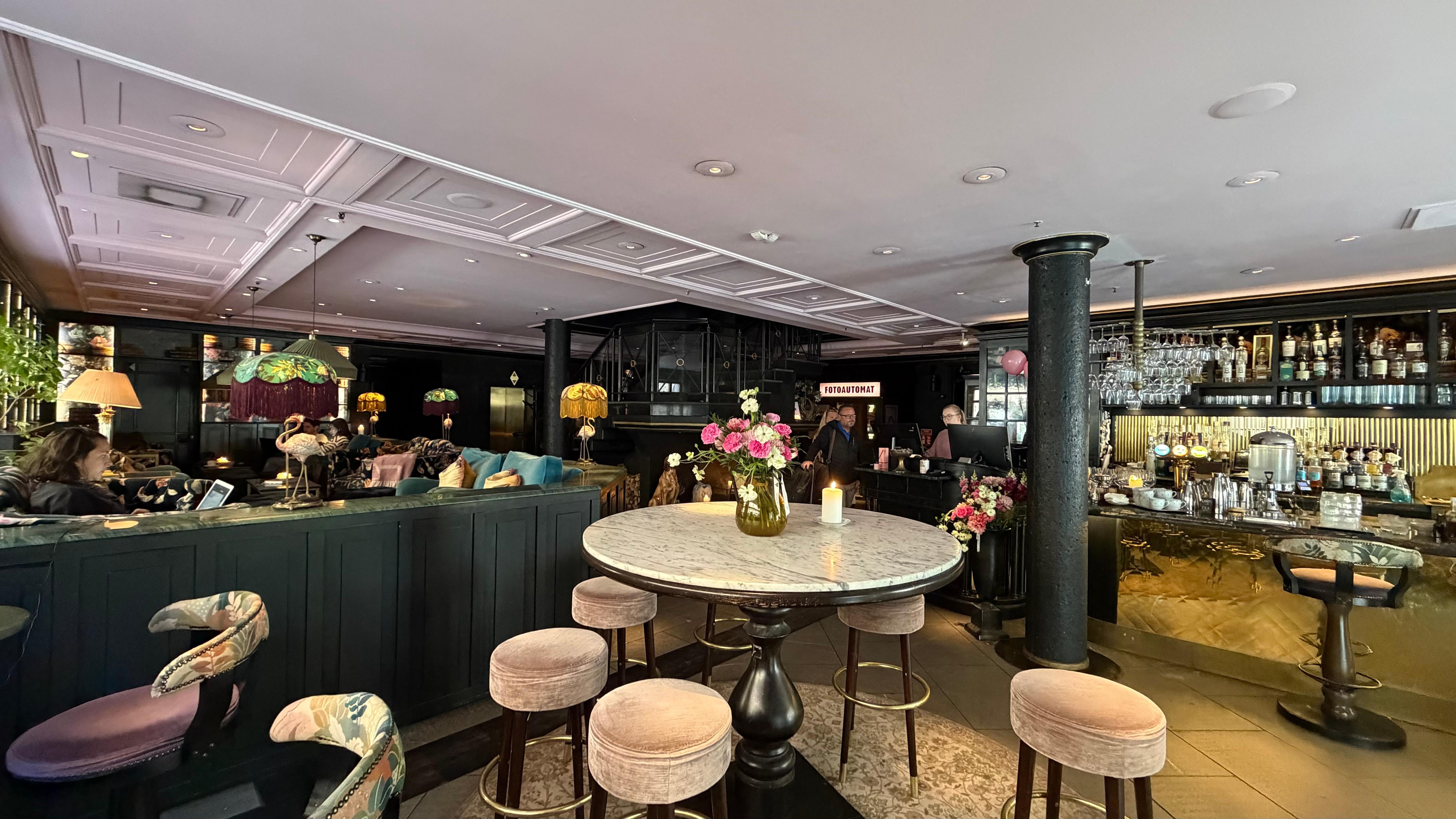 Bar/reception