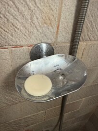 Así estaba hasta el jabón que dejó la persona anterior a nosotros ahí en el baño